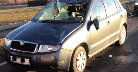 Kaniów. Bryła lodu rozbiła szybę samochodu. Policja szuka kierowcy ciężarówki