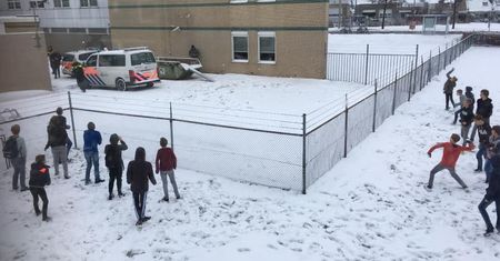 Policjanci przegrali walkę na śnieżki. Z dziećmi