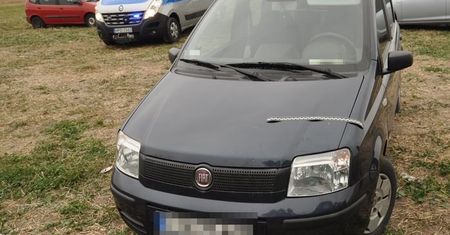 Pijany 68-latek leżał pod fiatem. Utrudniał wyjechanie z parkingu