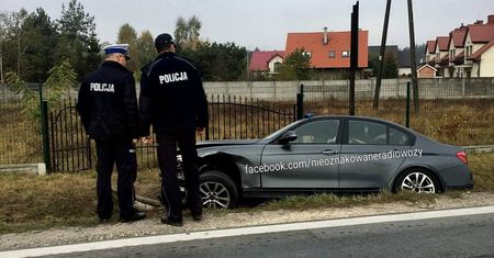 Policjanci rozbili nieoznakowane BMW. Internauci kpią w najlepsze
