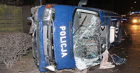 Wpadł w poślizg i dachował
