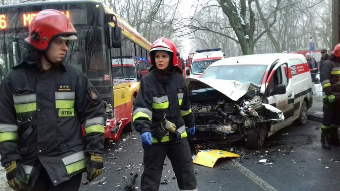 Wypadek autobusu w Łodzi. 6 osób jest rannych