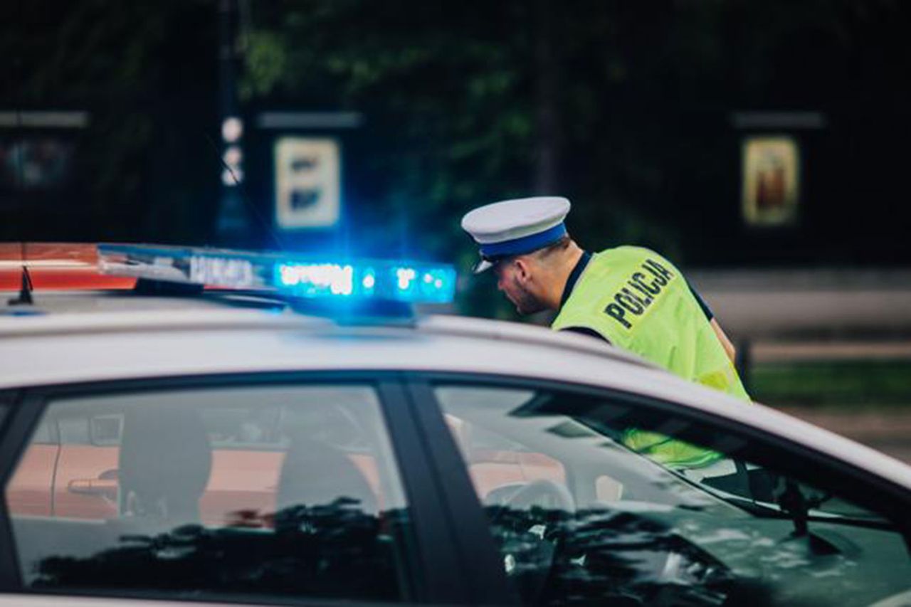 Popchnął kobietę pod samochód. Policja szuka świadków