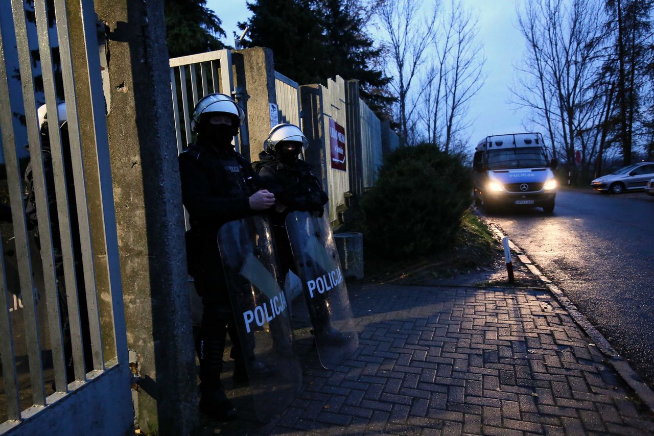 Konin. "Sytuacja kryzysowa". Policjanci z bronią i armatka wodna przed komendą