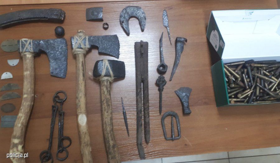Broń z II wojny światowej i średniowieczne topory. Policja zatrzymała "kolekcjonera"