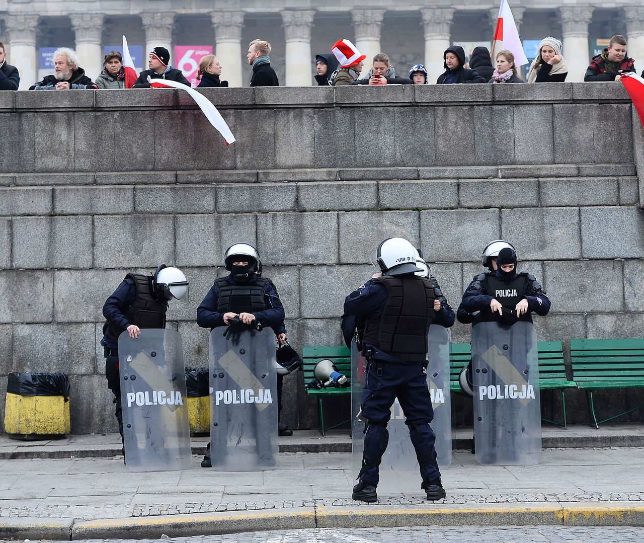 Policjanci oddali premie za 11 listopada. Honorowy gest mundurowych z Krakowa