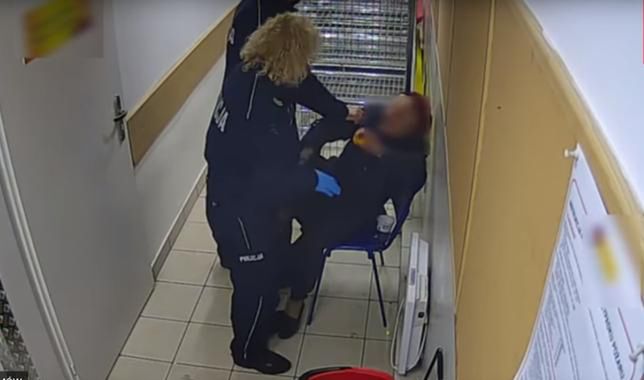 Policjanci uderzyli staruszkę. Rozpoczęto procedurę usunięcia ze służby