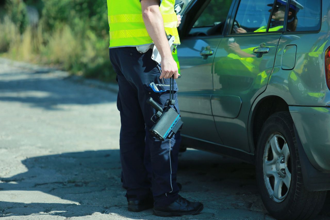 "Do ręki to może mu dać coś innego". Szokująca relacja kierowcy po spotkaniu z policjantem z drogówki