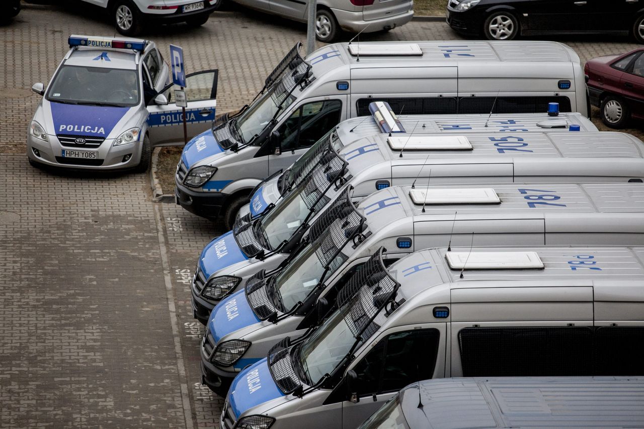 Policjanci kryminalni w Radomiu otrzymali nie lada zadanie. Pilnują banerów PiS