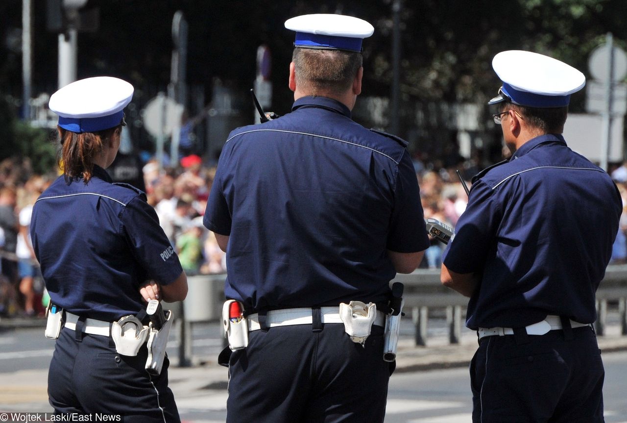 Katowice. Defilada na 15 sierpnia. Policjant skarży się na prowiant: kiełbasa i cztery kromki chleba