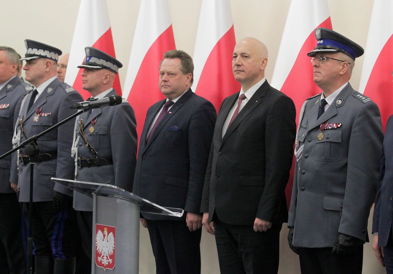 Policjanci mają mieć "imienniki". Muszą jednak sami za nie zapłacić