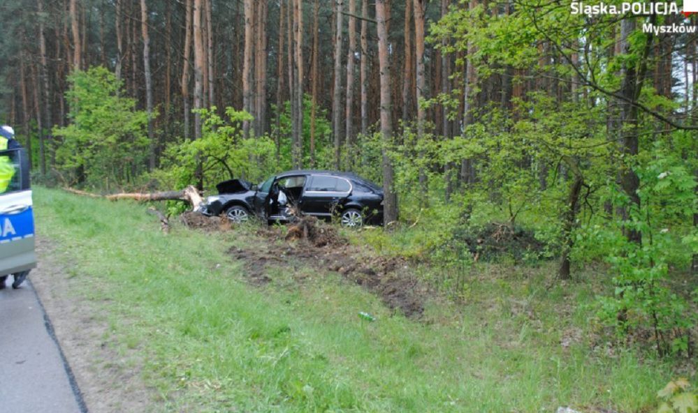 Mieli po 3 promile i rozbite auto. Nie chcieli powiedzieć, kto prowadził