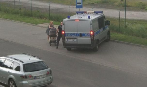 Wichura o mały włos nie zdmuchnęła kobiety z wózkiem dziecięcym. Na ratunek ruszyła policja