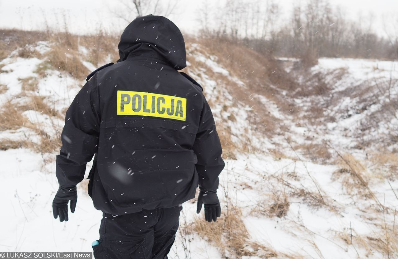 Staruszka leżała w śniegu. Uratowali ją policjanci