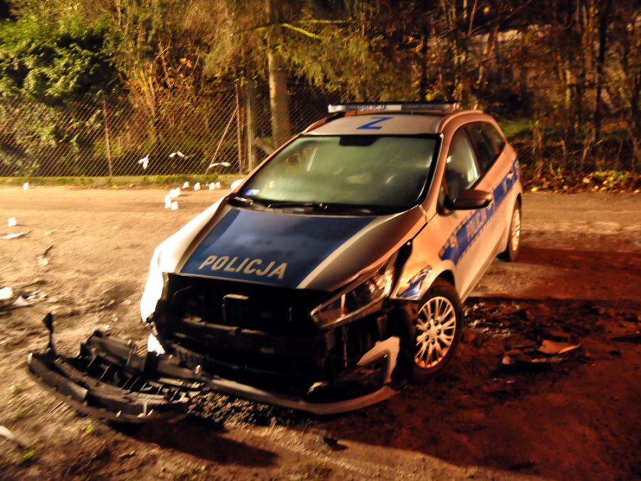 Potrącił policjanta, uderzył w radiowóz. Po udanej ucieczce oddał się w ręce policji