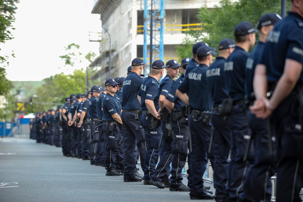 Na ulicach protesty, policja wyjaśnia zasady legitymowania