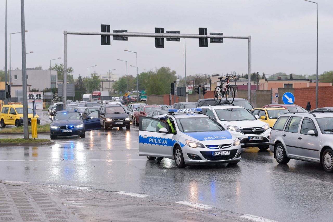 "Świadkowie", którzy szkodzą zamiast pomóc. Policja: zdjęcia i filmy to plaga w miejscu wypadku