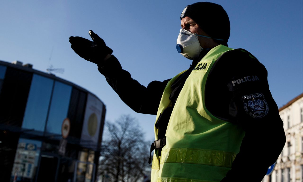 Pluł na pasażerów pociągu i mówił im, że jest zrażony koronawirusem. Areszt dla 31-latka