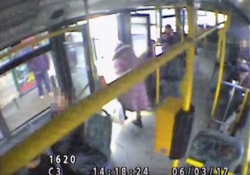 Wjechał w starszą kobietę, gdy wysiadała z autobusu. Policja prosi o pomoc