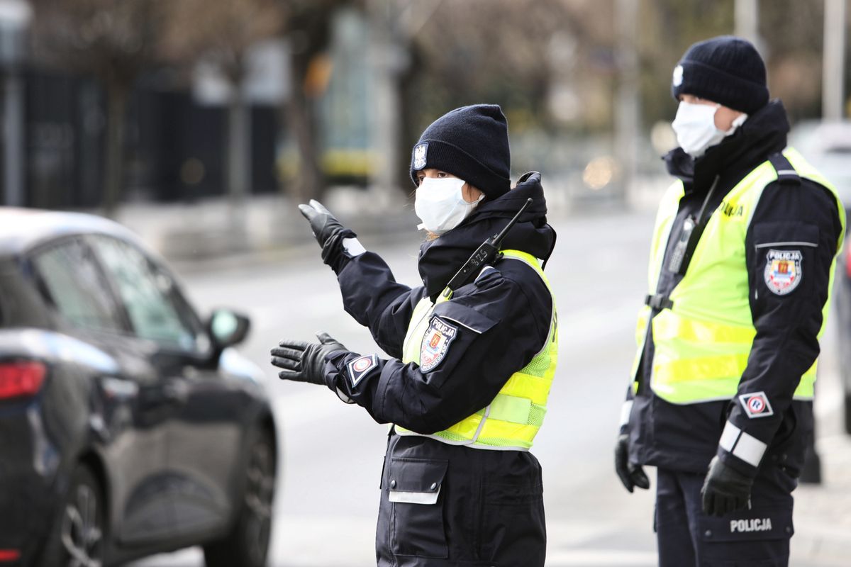 Koronawirus w Polsce. Policjanci wypisują mandaty. "Czas pouczania minął"