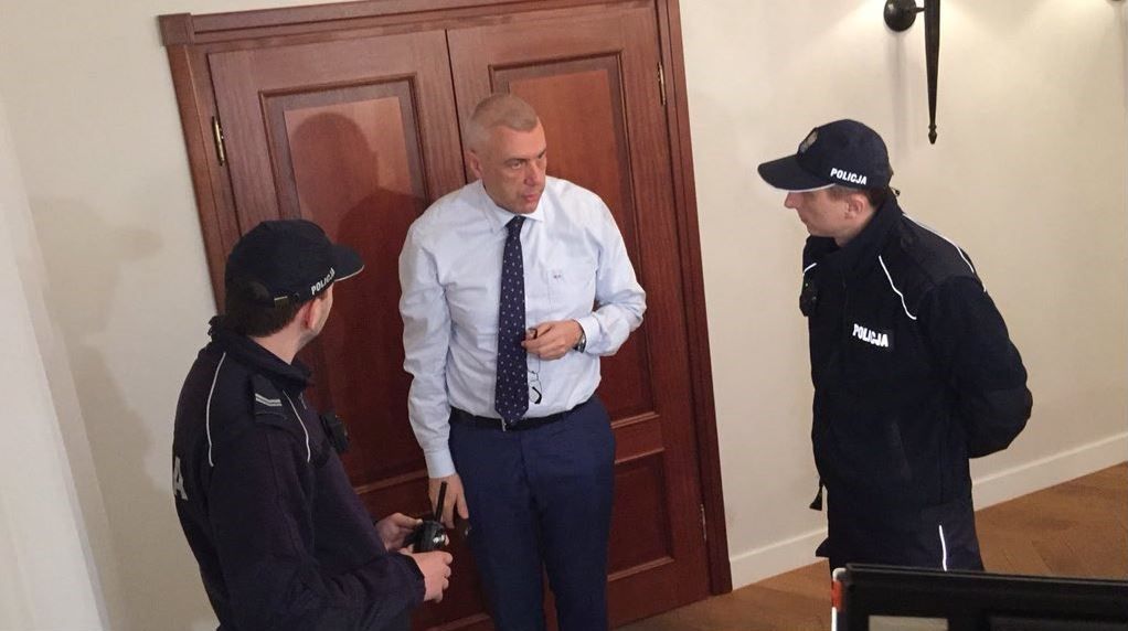 Roman Giertych wzywa policję z powodu ekipy TVP. "Prywatne domy nie należą jeszcze do PiS"