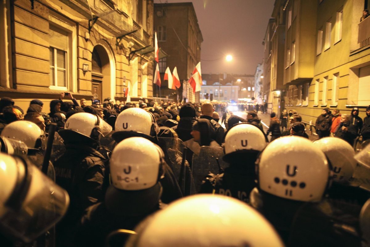 Narodowcy i antyfaszyści w centrum Poznania. "Winnicki, ty Kulsonie!" vs. "Wolność, wiara, nacjonalizm"