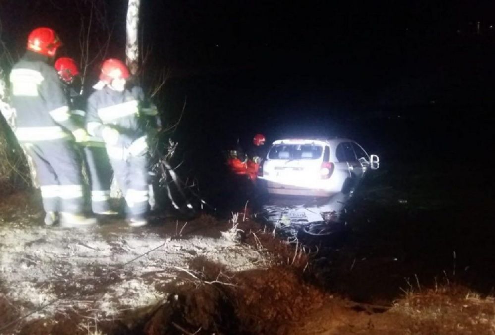 Ciechanów: wjechała autem do stawu. Miała 2,5 promila