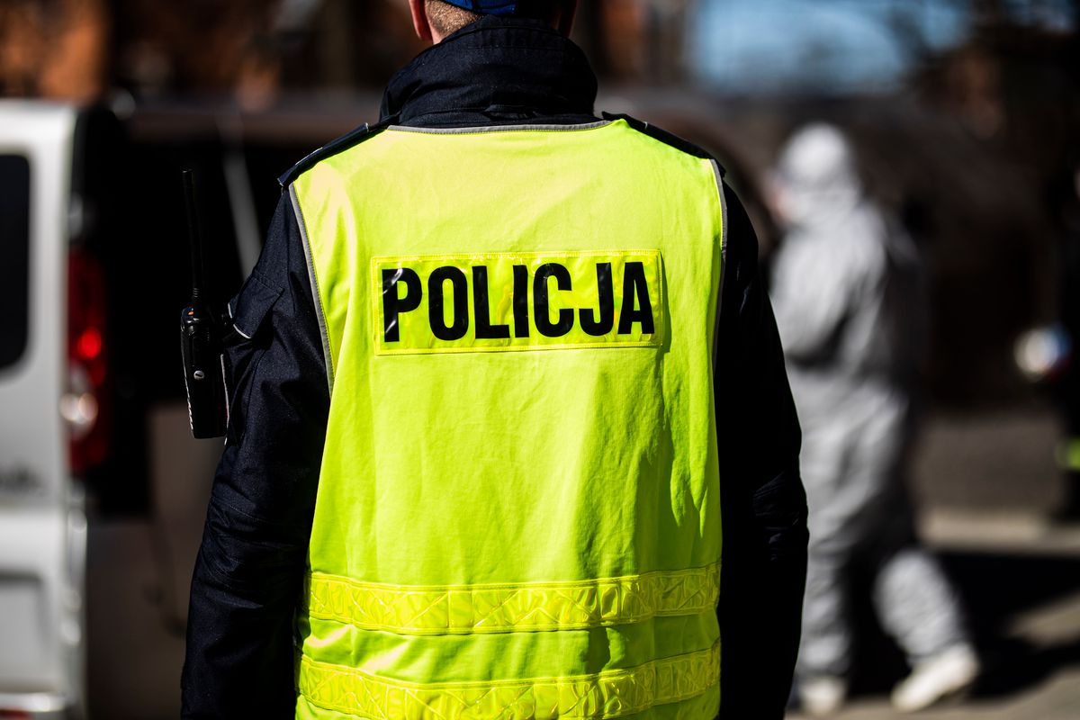 Myślenice. Policjant pomagający ojcu w sklepie obezwładnił nożownika