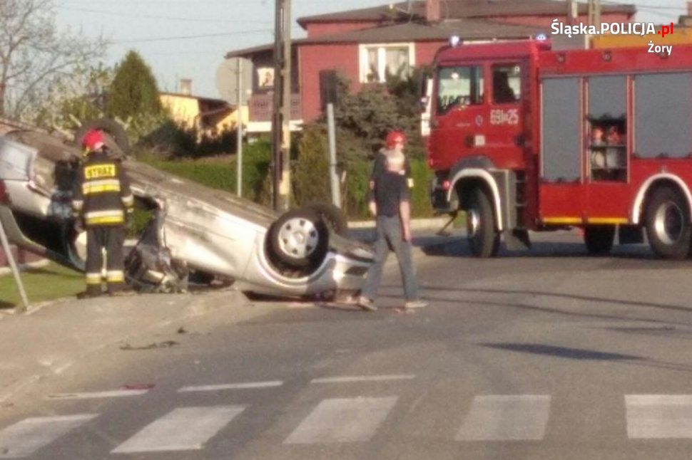 Policja publikuje ku przestrodze film z wypadku. Z samochodu wypadł pasażer