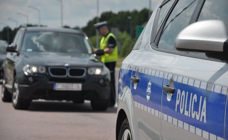 Nastolatek z BMW złamał kilka przepisów. Na policję przywiózł go ojciec