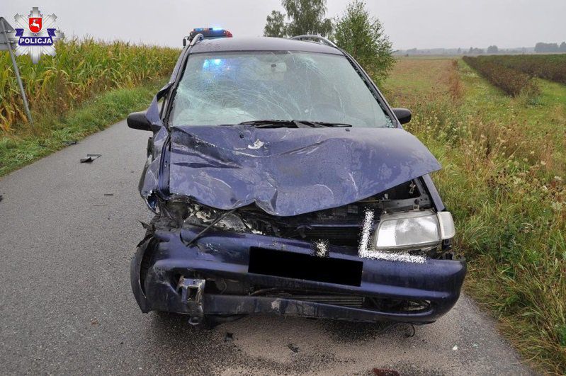 Uderzył w zaparkowany samochód. Zginął kierowca