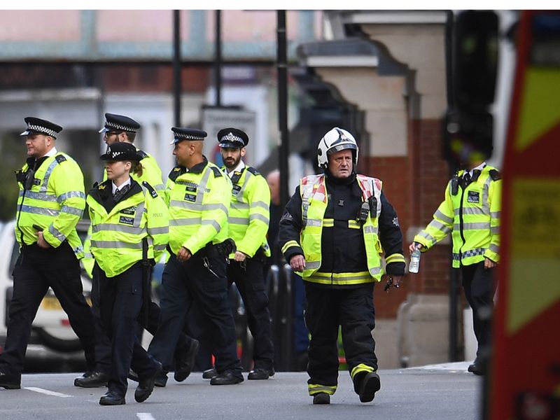 Brytyjska policja przeszukuje dom w Surrey w związku z atakiem w metrze