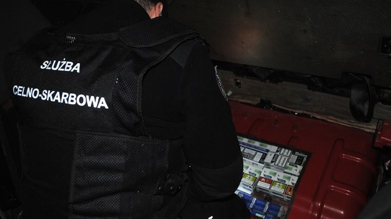 Funkcjonariusze uniemożliwili przemyt 1400 paczek papierosów 