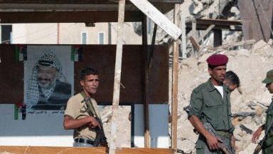 Palestyńscy policjanci przed kwaterą Arafata