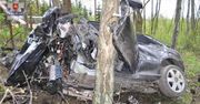 Doszczętnie rozbili audi na drzewie.Wyszli niemal bez szwanku