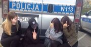 Zrobiły selfie z radiowozem i pobiły koleżankę. Policja "upokorzyła" agresywne nastolatki
