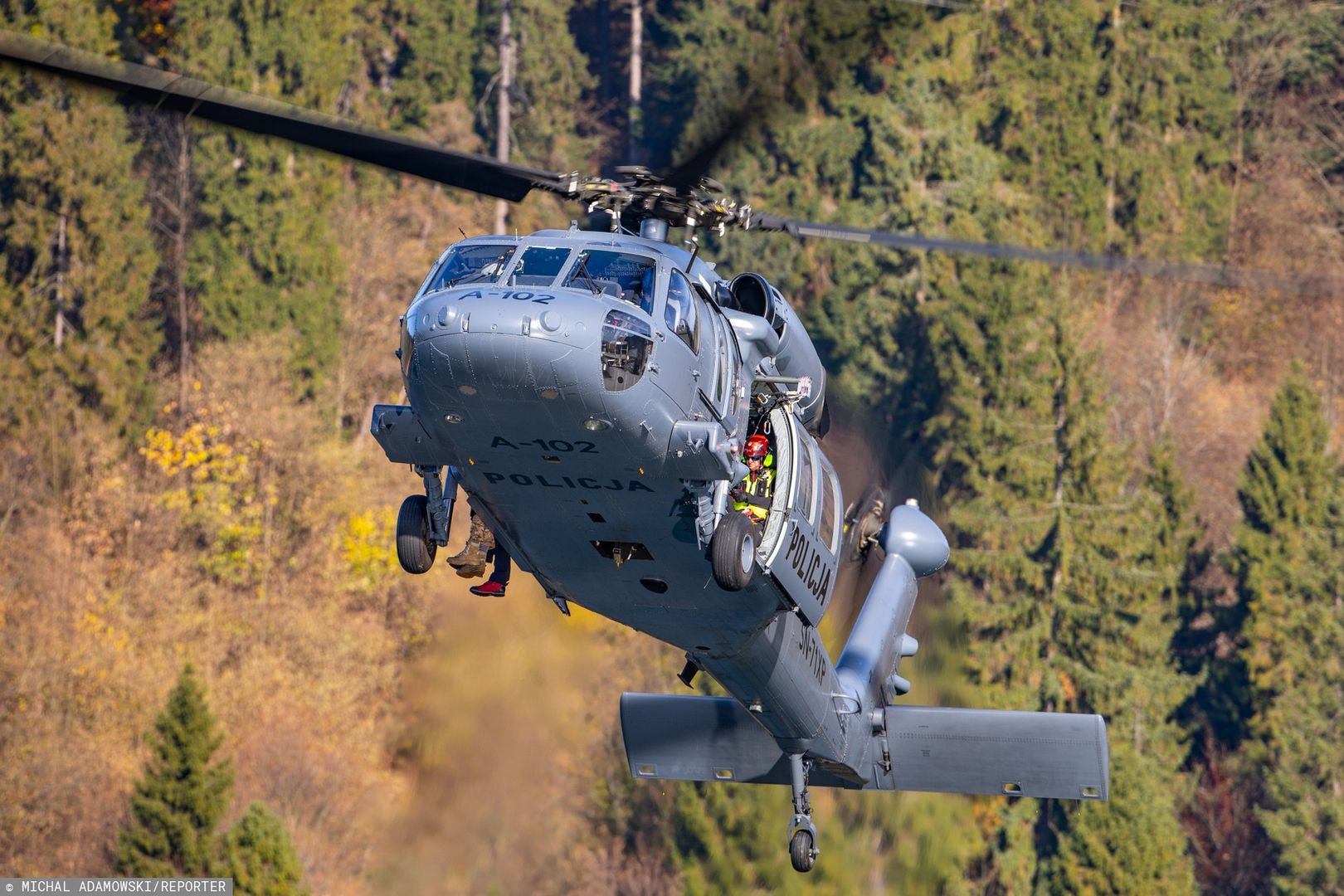 Gmina Łubnice. Do poszukiwań wykorzystywany jest najnowocześniejszy śmigłowiec na wyposażeniu policji – black hawk.