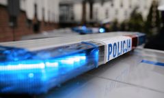 Nakło nad Notecią. Policja zatrzymała podejrzanych o zniszczenie drzwi do biura PiS