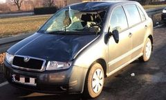 Kaniów. Bryła lodu rozbiła szybę samochodu. Policja szuka kierowcy ciężarówki