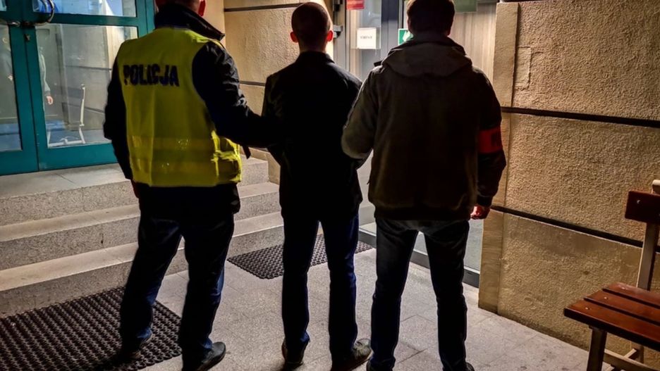 Policja ujęła 21-latka. Wcześniej zatrzymano 2 mężczyzn związanych z atakiem w centrum Warszawy