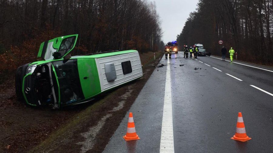 Pasażerski bus zderzył się z samochodem osobowym