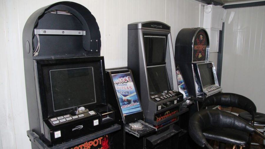 Właściciel stworzył w kontenerze nielegalne kasyno