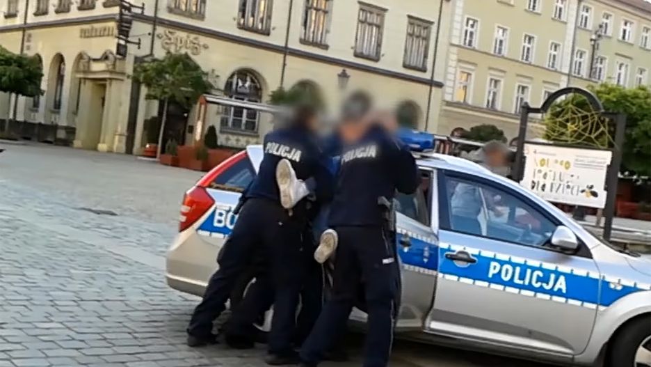 Jeden z mężczyzn został ukarany 500 zł mandatu za to, że nagrywając interwencję użył wulgaryzmu
