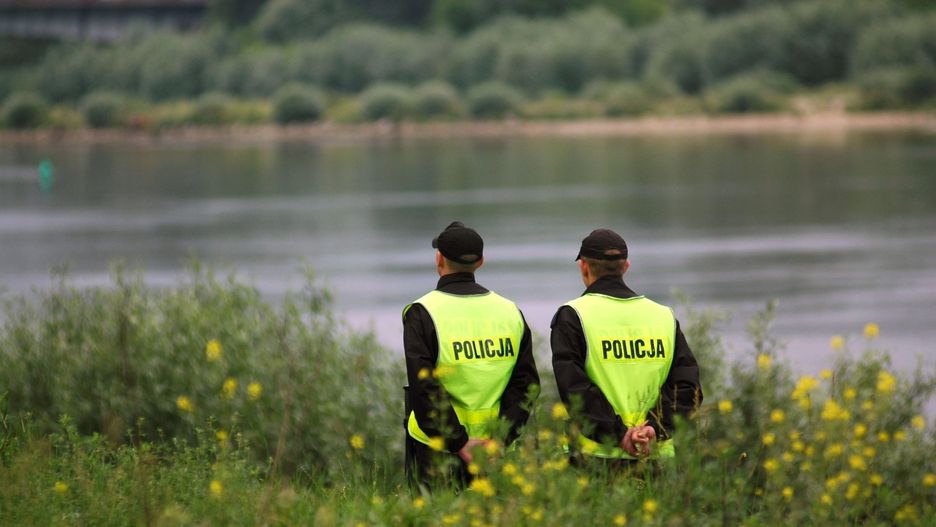 Policja uznała, że Szymon był pijany i utonął. Dlaczego wcześniej starannie złożył ubranie?