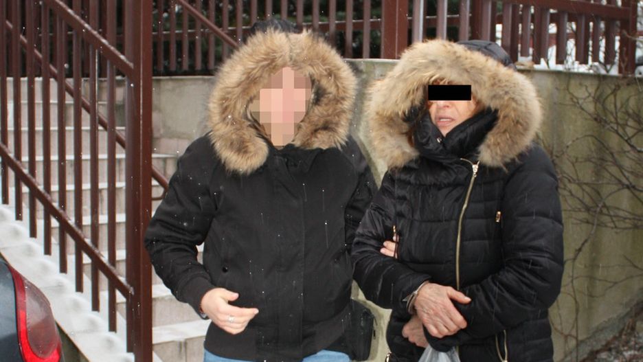 Policjantka z jedną z zatrzymanych