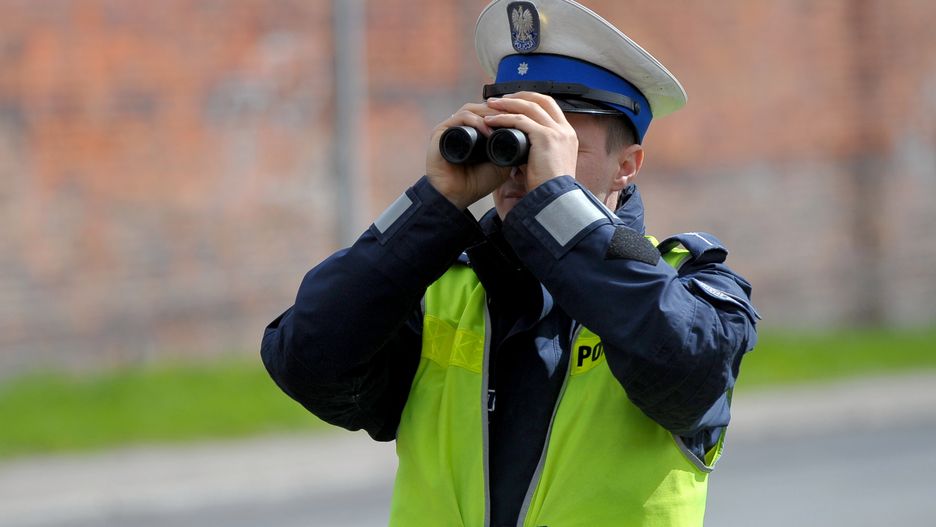 Policjanci sprawdzają jazdę kierowców tirów także na dwupasmowych trasach w miastach