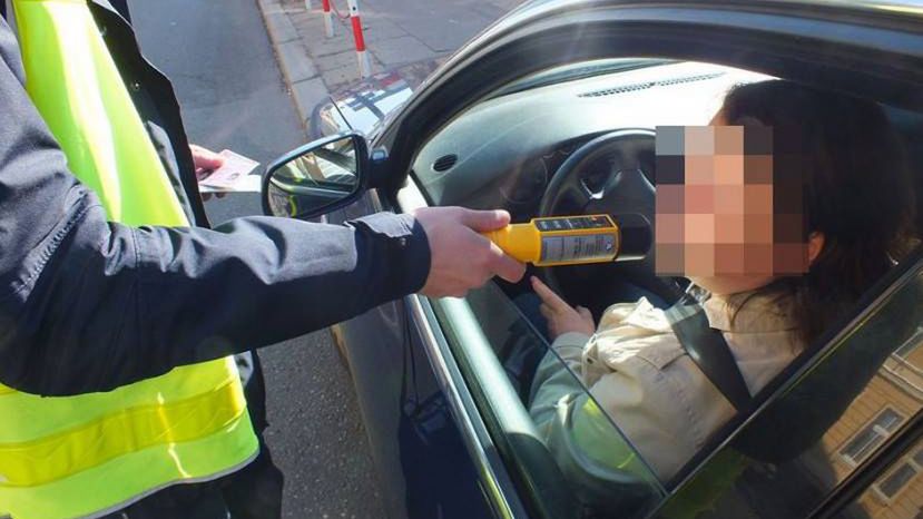 Pijana matka wiozła córeczkę. Bez zapiętych pasów