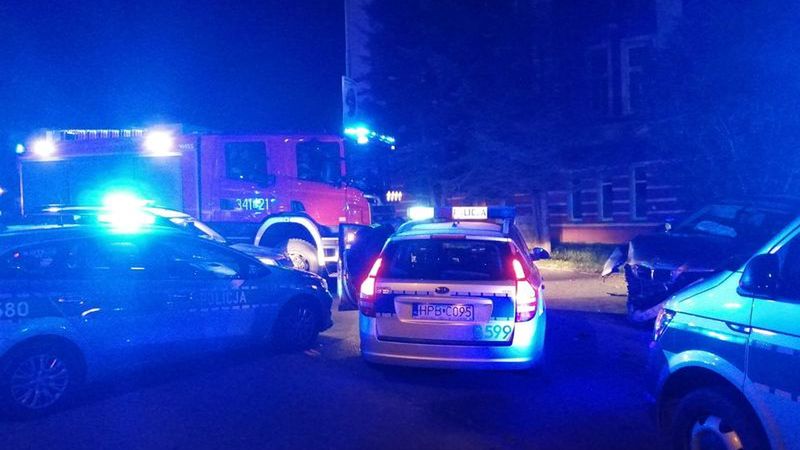 Jelenia Góra. Nocny pościg zakończył się zderzeniem z latarnią