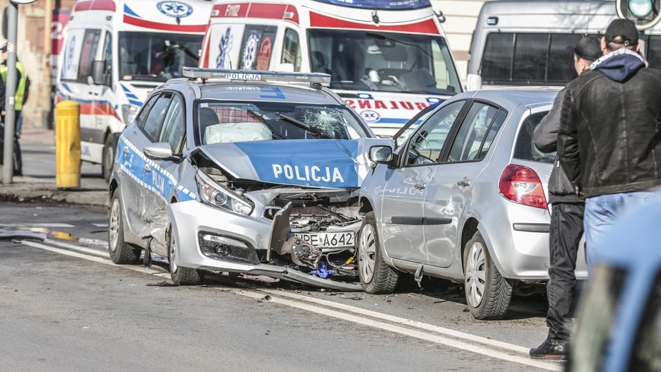 Radiowóz czołowo zderzył się z renault