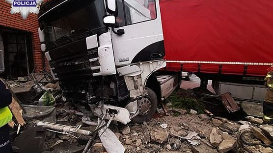 Frampol. Tir wjechał w ogródek pizzerii. Nikt nie ucierpiał